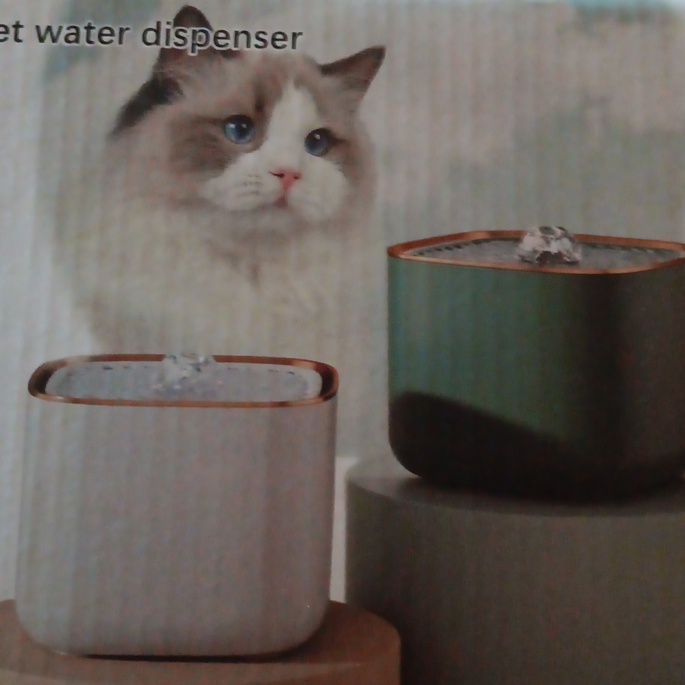 PET WATER DISPENSER, GREAT FOR CATS AND SMALL DOGS